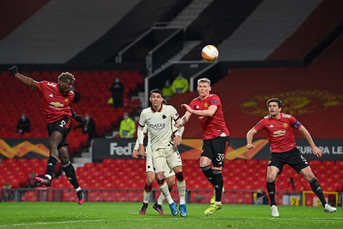 Paul Pogba (kiri) mencetak gol kelima Manchester United dalam pertandingan leg pertama semifinal Liga Europa 2020-2021 melawan AS Roma di Stadion Old Trafford, Jumat (30/4/2021) dini hari WIB. 