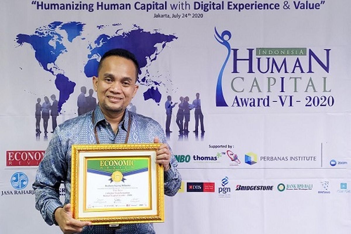 Group Head Human Capital Management PGN Baskara Agung Wibawa, saat mewakili PGN menerima 3 penghargaan dalam acara Indonesia Human Capital Award (IHCA) VI 2020, Jumat (24/7/2020). 