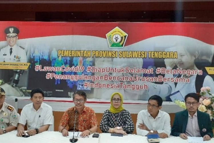 Juru bicara tim gugus tugas covid-19 Provinsi Sultra dr La ode Rabiul Awal tengah baju batik saat konfrensi pers di rujab gubernur Sultra.