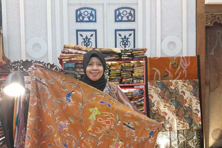 Yuli Astuti, Founder Muria Batik Kudus, Bersama produk batiknya di event INACRAFT 2024