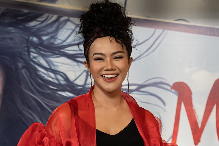 Artis musik Yura Yunita, bersama Agatha Pricilla, SIVIA, dan Nadin Amizah didapuk menyanyikan Reflection, lagu ikonik dari film Disney's Mulan.