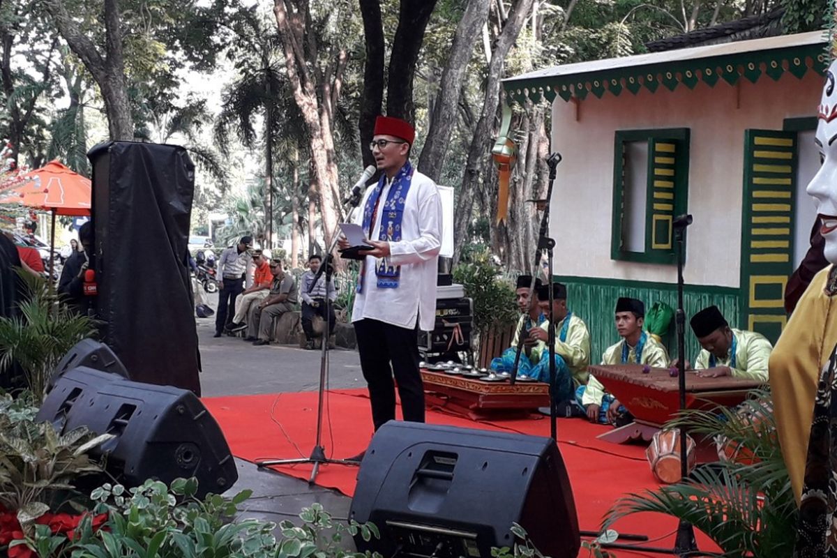 Wakil Gubernur DKI Jakarta Sandiaga Uno memberikan sambutan pada peresmian Pusat Oleh-oleh Kebudayaan Betawi di Pasar Seni, Ancol, Rabu (13/6/2018).