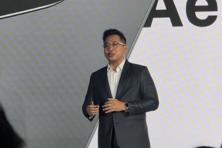 Senior Retail Manager of Huawei Device Indonesia, Edy Supartono mempresentasikan spesifikasi dan fitur-fitur Huawei Pura 80 di acara peluncurannya di Jakarta.
