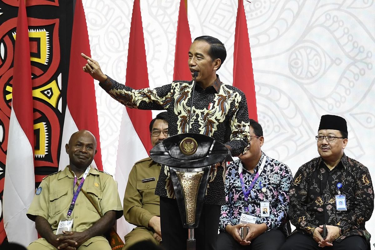 Presiden Joko Widodo (tengah) menyampaikan arahan saat menghadiri Rembuk Nasional Pendidikan dan Kebudayaan Tahun 2109 di Depok, Jawa Barat, Selasa (12/2/2019). Presiden memerintahkan Kemendikbud memperbanyak jumlah guru terampil guna mempersiapkan sumber daya manusia Indonesia yang memiliki keahlian serta keterampilan dan mampu bersaing dengan negara lain. ANTARA FOTO/Puspa Perwitasari/wsj.