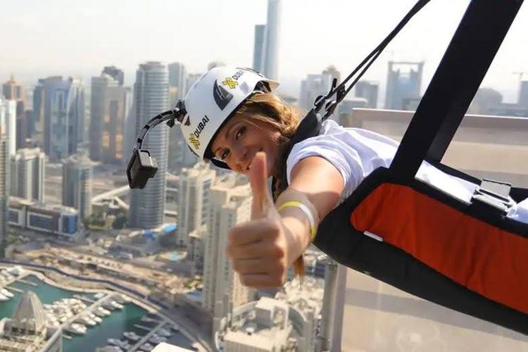 Meluncur di XLine Dubai Marina, zipline perkotaan terpanjang di dunia. Dengan posisi terbang ala Superman, pengalaman ini memacu adrenalin sambil menikmati pemandangan kota dari atas