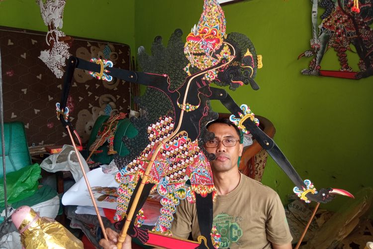 Eko Susanto (44) masih setia dengan profesinya sebagai pembuat atau sungging wayang kulit.