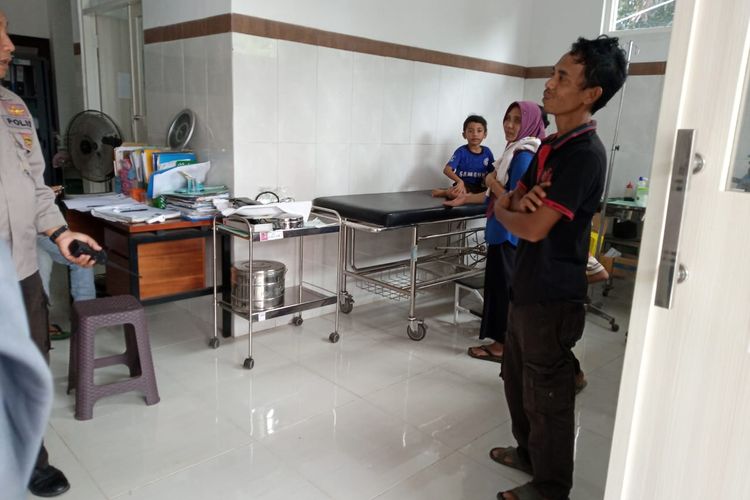Korban keracunan ikan tongkol saat berada di Puskesmas Arjasa Kabupaten Jember 