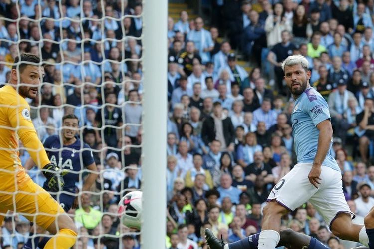 Sontekan Sergio Aguero menjebol gawang lawan pada pertandingan Manchester City vs Tottenham Hotspur di Stadion Etihad dalam lanjutan Liga Inggris, 17 Agustus 2019. 