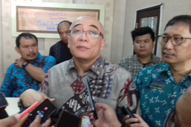 Kepala Badan Kepegawaian Negara (BKN) Bima Haria Wibisana saat meninjau tes CPNS di Kota Malang, Jumat (16/11/2018)