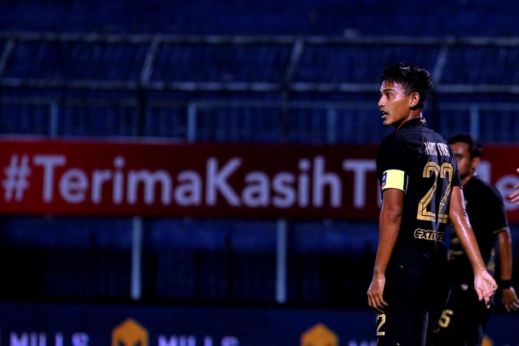 Pemain PSIS Semarang Hari Nur Yulianto pada laga pertama babak 8 besar Piala Menpora 2021 melawan PSM Makassar yang berakhir adu penalti dengan skor 2-4 di Stadion Kanjuruhan Kabupaten Malang, Jawa Timur, Jumat (09/04/2021) malam.