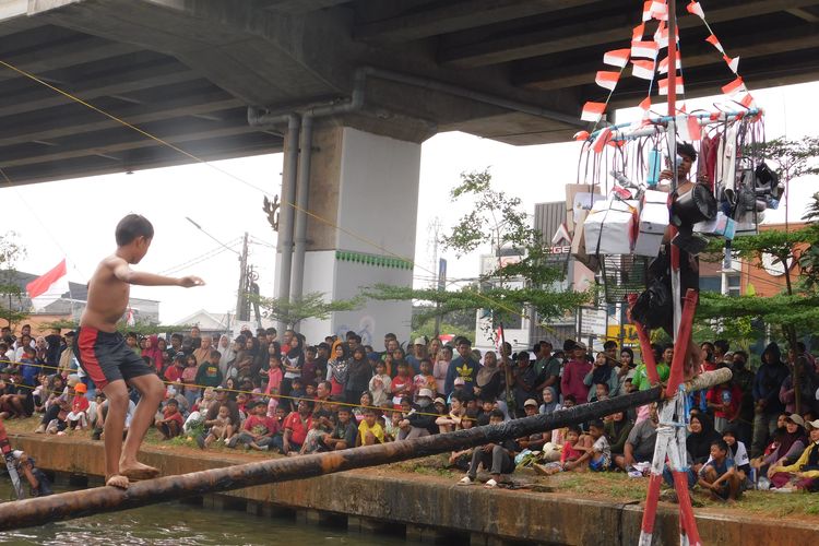 Tarik Bus 24 Ton hingga Panjat Pinang di Atas Kali, Semarak Lomba 17 Agustusan di Jakarta