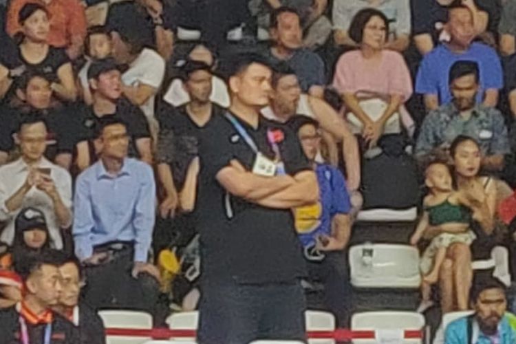 Yao Ming menonton pertandingan cabang olahraga basket pada Asian Games 2018 antara China melawan Filipina, Selasa (21/8/2018).