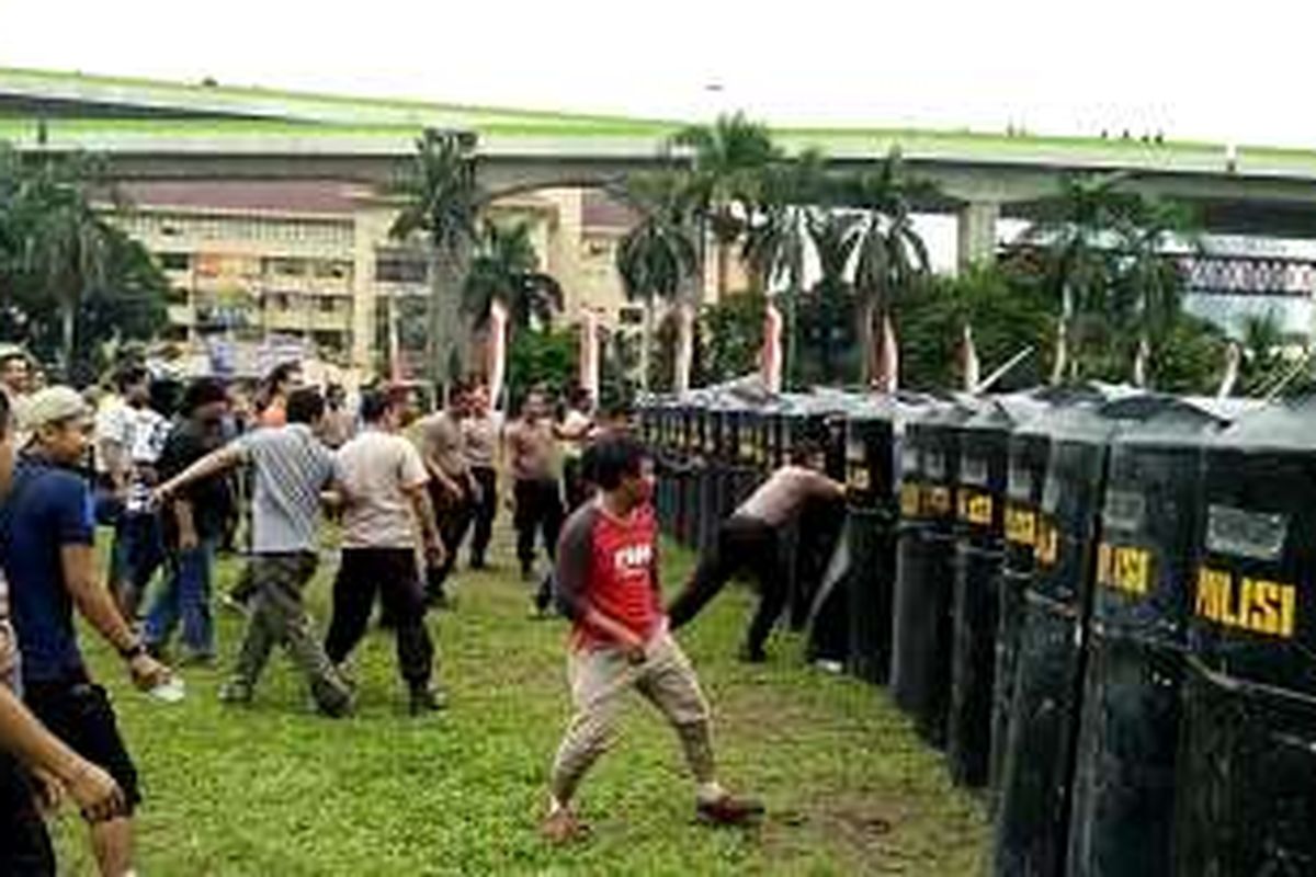 Personel Polres Metro Jakarta Selatan mengikuti simulasi pengamanan aksi 2 Desember di Lapangan Bhayangkara Mabes Polri, Kebayoran Baru, Jakarta Selatan, Selasa (29/11/2016).