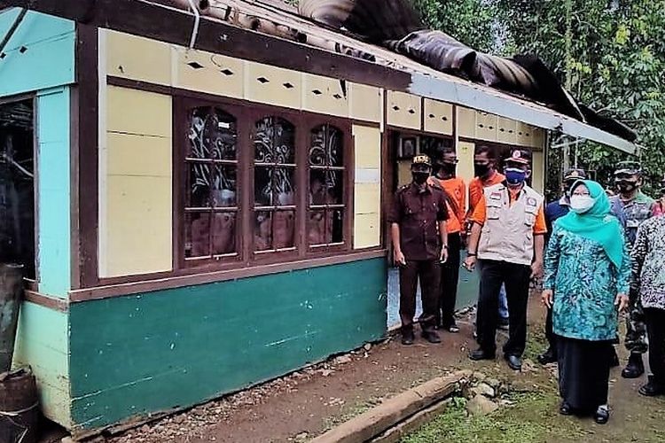 Bupati Tegal Umi Azizah dan jajarannya saat meninjau lokasi permukiman warga yang diterjang puting beliung, Sabtu (23/10/2021) (dok. Humas Pemkab. Tegal)