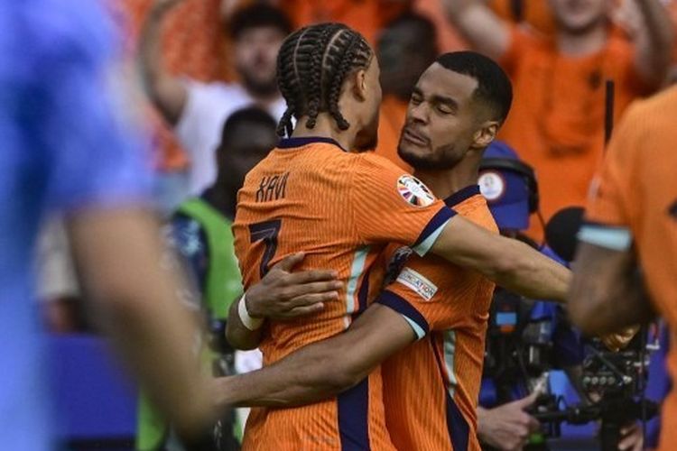 Penyerang Belanda, Cody Gakpo, bersama rekan setimnya Xavi Simons merayakan gol dalam lanjutan Euro 2024 antara Belanda vs Austria pada 25 Juni 2024. Artikel ini berisi klasemen peringkat ketiga terbaik Euro 2024.