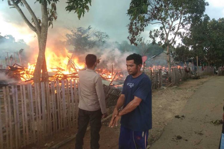 Lima unit rumah panggung milik warga di Kelurahan Nitu, Kecamatan Raba, Kota Bima hangus terbakar, Jumat (13/5/2022).