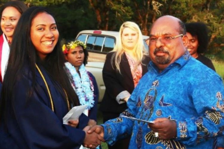 Gubernur Papua Lukas Enembe beri ucapan selamat dan penghargaan kepada Sherina Fernanda, yang lulus dengan magna cum laude dari Universitas Corban, Oregon, dan kini ditawari tiga kampus bergengsi lain untuk melanjutkan pendidikan.