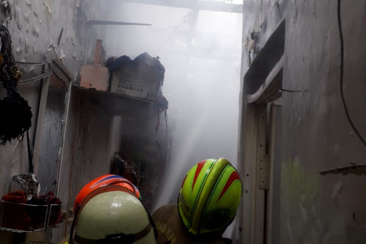 Sebuah rumah di Jalan Pancawarga I RT 007 RW 001 Kelurahan Cipinang Besar Selatan, Kecamatan Jatinegara, Jakarta Timur, dilanda kebakaran, Rabu (2/3/2022).