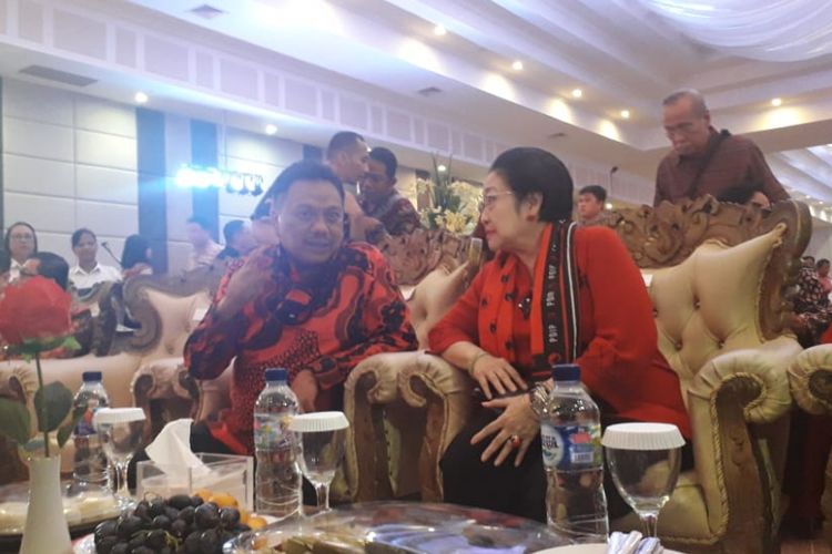 Ketua Umum PDI-P Megawati Soekarnoputri saat bercengkerama dengan Gubernur Sulawesi Utara Olly Dondokambey di Manado Grand Palace di Manado, Sulawesi Utara, Jumat (21/12/2018).