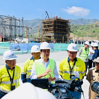 Presiden Joko Widodo memberikan keterangan pers setelah meninjau proyekpembangunan smelter PT Amman Mineral Nusa Tenggara (AMNT) yang berada di Kabupaten Sumbawa Barat, Nusa Tenggara Barat (NTB), Selasa (20/6/2023).  
