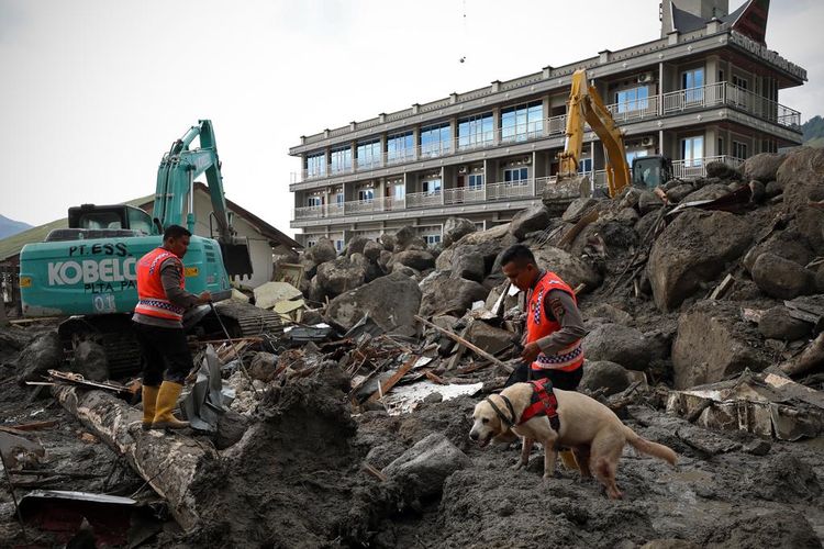 Polisi mengerahkan anjing pelacak untuk mencari 10 korban banjir bandang dan longsor yang masih hilang, Selasa (5/12/2023)