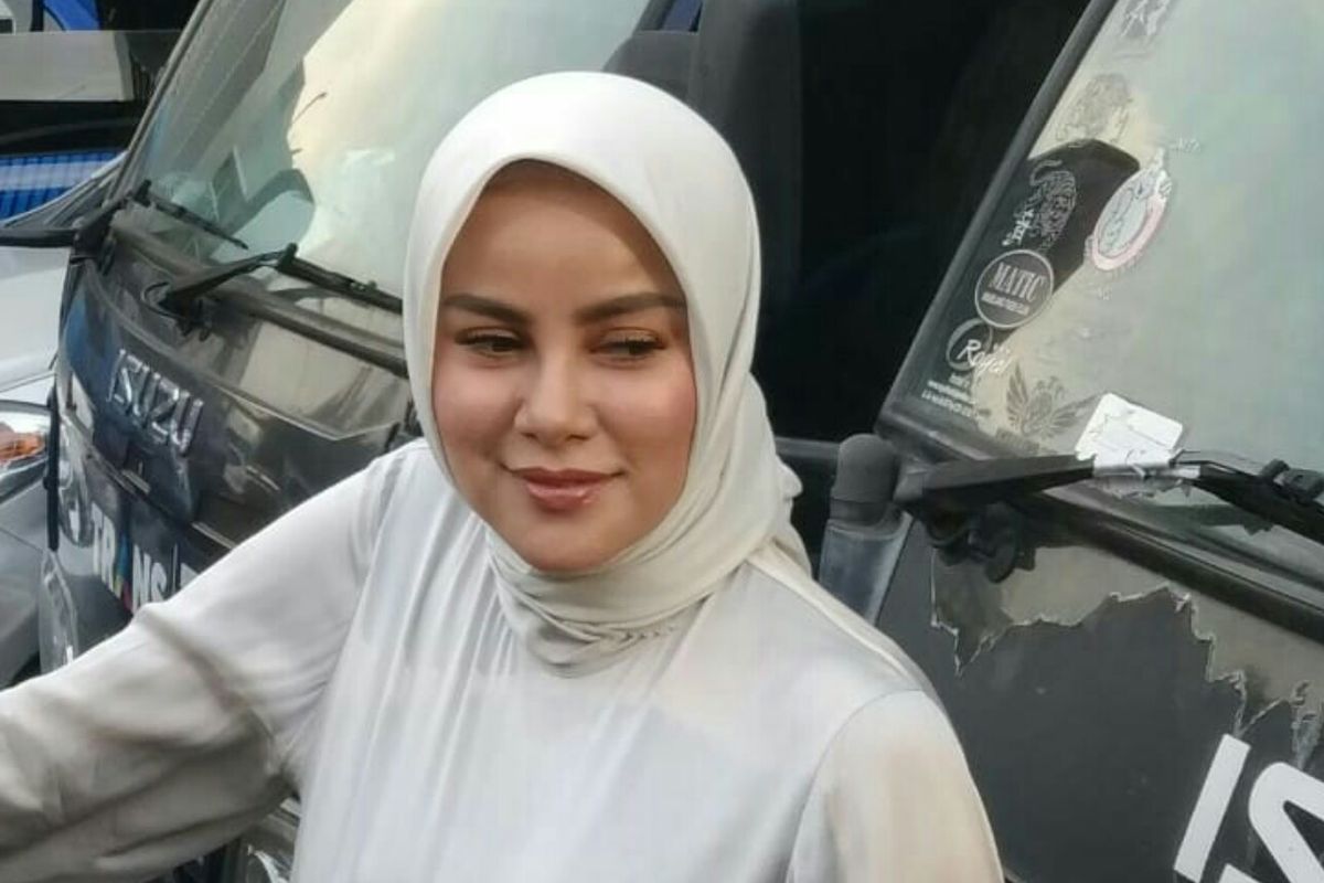 Artis peran dan presenter Olla Ramlan saat ditemui usai tampil di salah satu acara stasiun televisi swasta kawasan Mampang banget 