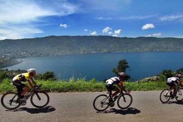 Pebalap sepeda Tour de Singkarak 2013 memacu sepedanya melewati Danau Kembar, Solok, Sumatera Barat, Kamis (6/6/2013). Etape 5 balap sepeda Tour de Singkarak 2013 Sawahlunto - Muara Labuh menempuh jarak 138,5 km dengan juara 1 Amir Kolahdozhagh dari team TPT. 