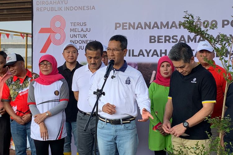 Penjabat Gubernur DKI Jakarta Heru Budi Hartono saat melakukan penanaman 1000 pohon ketapang di kolong Tol Becakayu, Kelurahan Cipinang Melayu, Kecamatan Makasar, Jakarta Timur, Sabtu (19/8/2023).