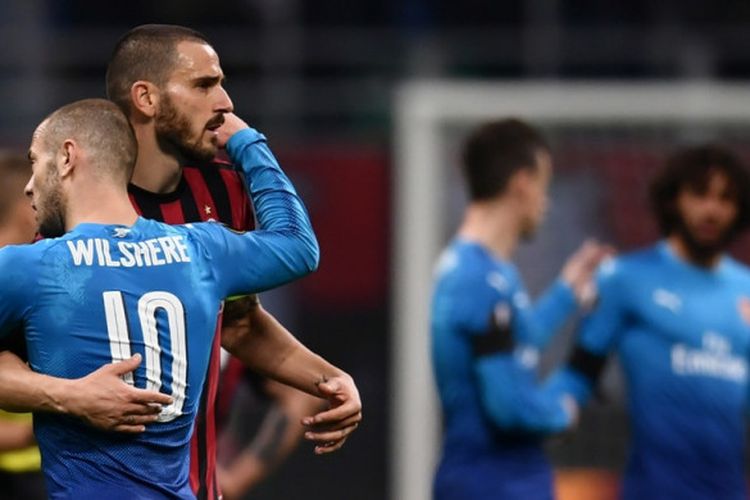 Bek AC Milan, Leonardo Bonucci (kedua dari kiri), memeluk gelandang Arsenal, Jack Wilshere, seusai laga leg pertama babak 16 besar Liga Europa di Stadion San Siro, Milan, Italia pada 8 Maret 2018.