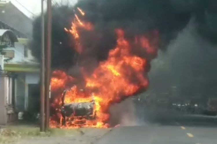 Mobil saat terbakar di pinggir jalan raya Cluring, Banyuwangi, Jawa Timur, Minggu (11/6/2023)