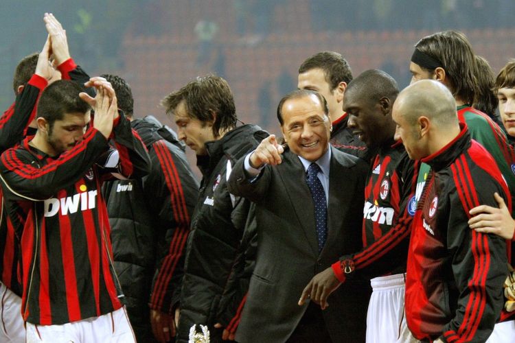 Mantan presiden AC MIlan, Silvio Berlusconi, berpose dengan para pemain Rossoneri setelah pagelaran laga Piala Berlusconi antara Juventus dan AC Milan di Stadion San Siro, Milan, pada 6 Januari 2006. Berlusconi meninggal dunia pada Senin (12/6/2023).