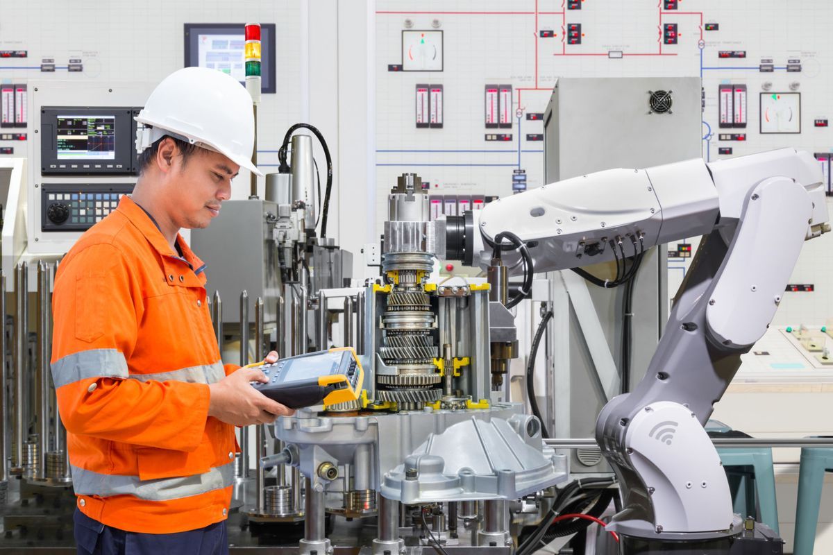Ilustrasi pemanfaatan robot pada sistem produksi sektor manufaktur pada era industri 4.0.