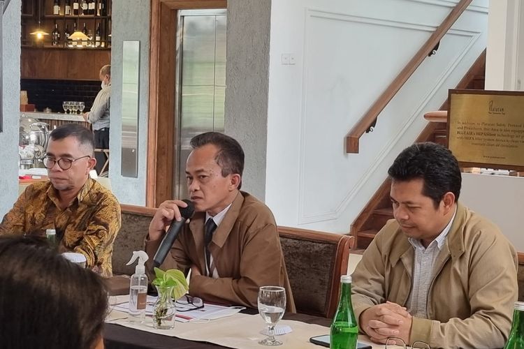 Kepala Departemen Perlindungan Konsumen OJK Agus Fajri Zam saat media briefing di Plataran Menteng, Jakarta, Senin (26/12/2022).