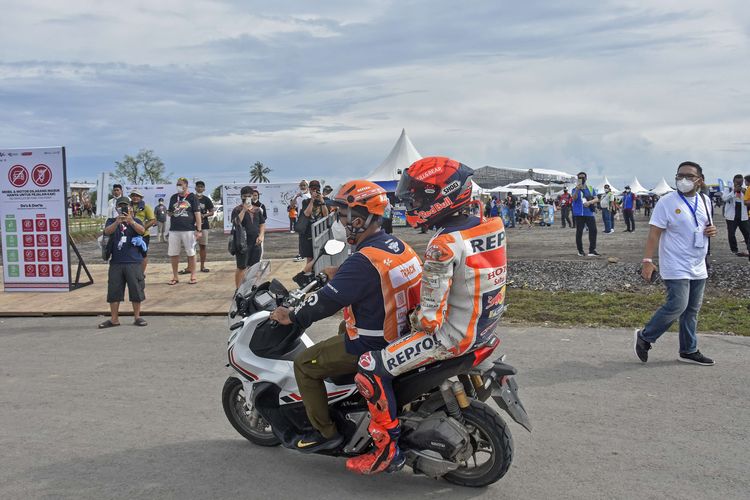 Pebalap Repsol Honda Team Marc Marquez membonceng marshal usai terjatuh saat kualifikasi MotoGP di Pertamina Mandalika International Street Circuit, Praya, Lombok Tengah, NTB, Sabtu (19/3/2022). Pembalap Monster Energy Yamaha Fabio Quartararo merebut pole position dan berhak start terdepan pada balapan MotoGP seri kedua 2022 pada Minggu (20/3) setelah mencatatkan waktu tercepat 1 menit 31,067 detik.