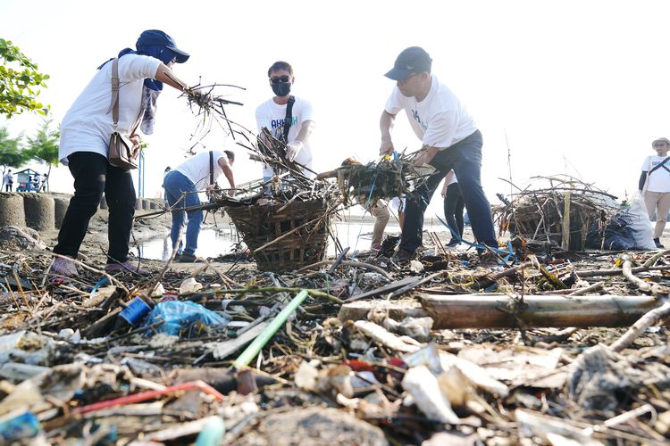 PT Pelabuhan Indonesia (Persero) atau Pelindo Group bersama Dinas Lingkungan Hidup (DLH) Kota Semarang, dan masyarakat, melakukan aksi bersih pantai dengan mengumpulkan berbagai jenis sampah sebanyak 1.758 kilogram (kg) di Pantai Tirang, Semarang, Sabtu (10/6/2023).
