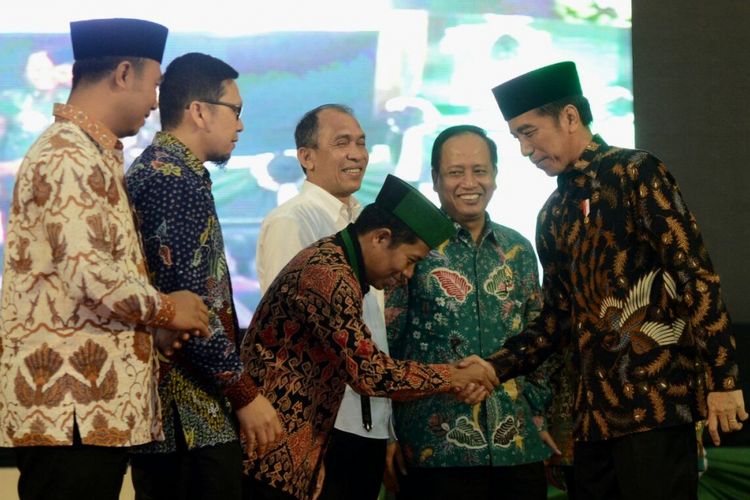 Presiden Joko Widodo didampingi Ketua Umum PB HMI, Mulyadi Tamsir tiba di Auditorium Universitas Pattimura Ambon untuk membuka Kongres HMI ke-30, Rabu (14/2/2018). 