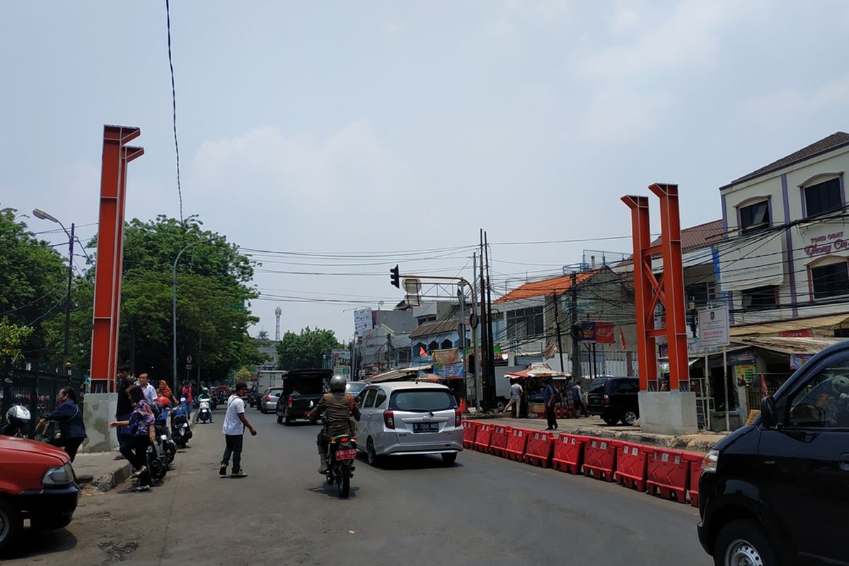 Tiang-tiang penyangga reklame di depan Stasiun Bekasi, Jalan Ir H Juanda yang mangkrak dan akan dibongkar akibat masalah lahan dan kesalahan desain, Rabu (9/10/2019).