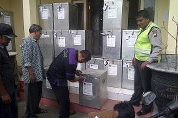 Suasana saat PPK dan KPU Kabupaten Malang membuka kotak suara di PPK Kecamatan Pakisaji, Kabupaten Malang. Rabu (13/8/2014).