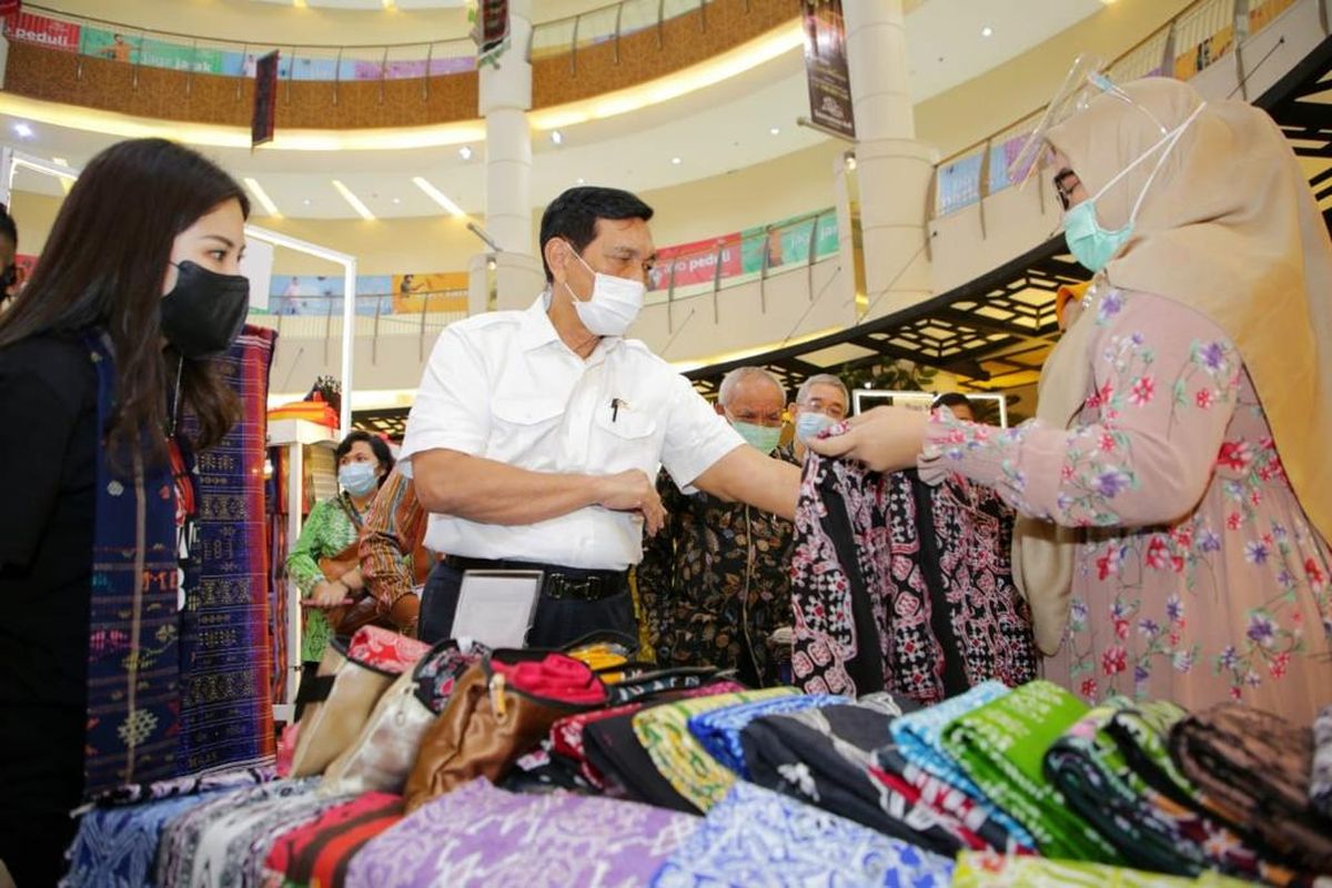 Menko Marves Luhut Binsar Pandjaitan mengunjungi salah satu tenant pameran Beli Kreatif Produk Danau Toba yang juga dihelat di Serpong, Tangerang, Sabtu (20/2/2021)