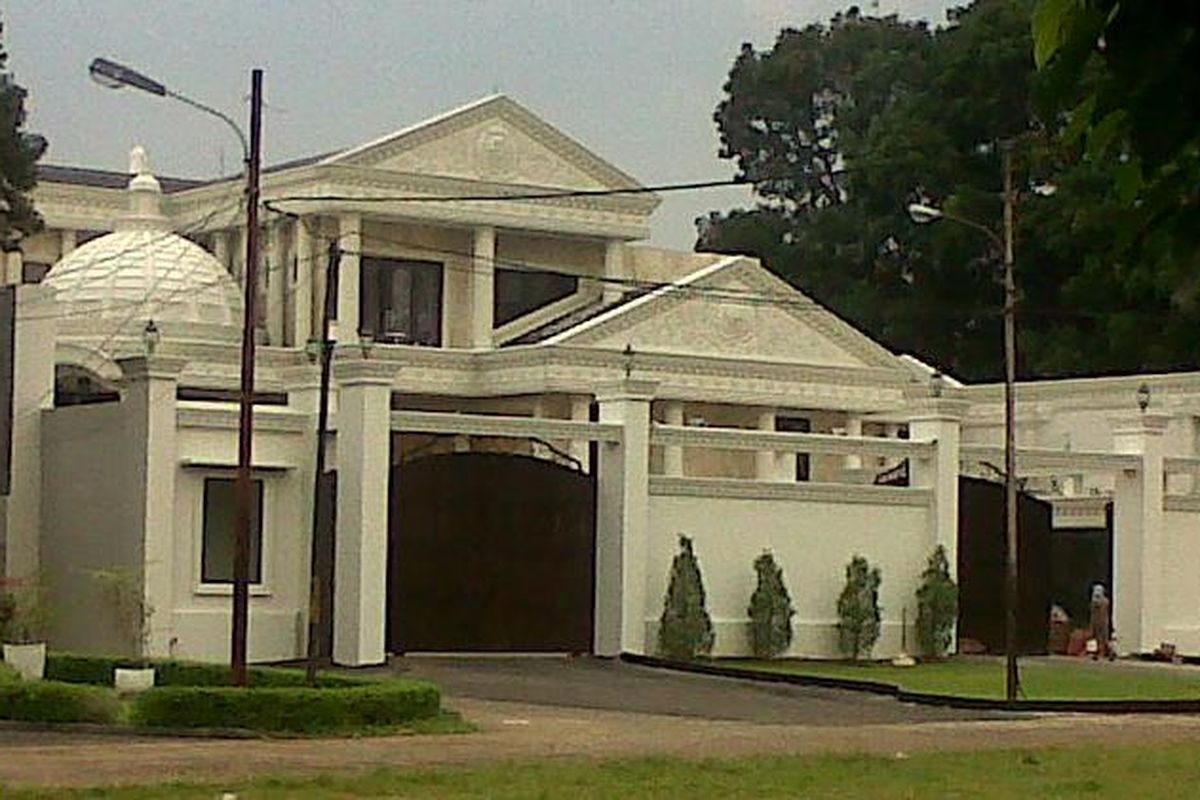 Rumah mewah milik pasangan Anang Hermansyah dan Ashanty di kawasan Cinere, Depok, Jawa Barat.