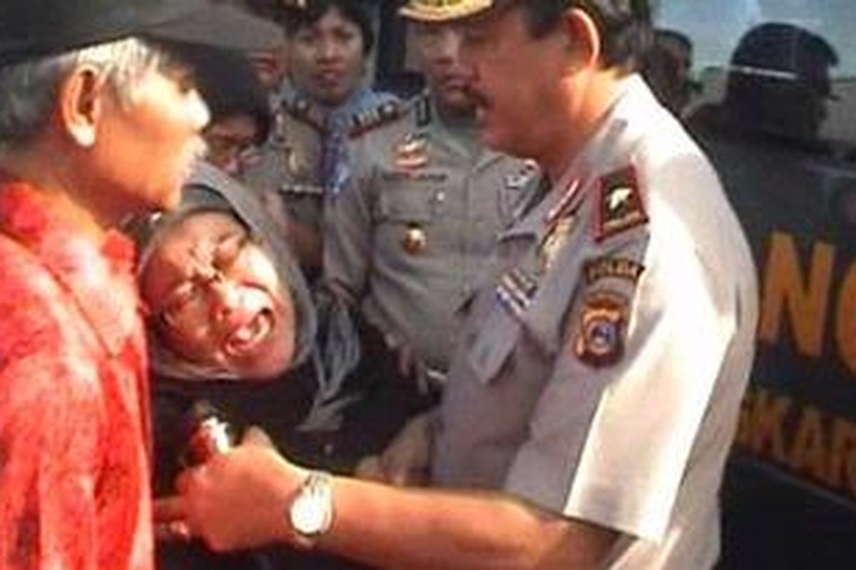 Hayana, ibu korban Bripda Andi Ibrar histeris  di depan Kapolda Sulteng Brigjen I Made Dewa Prasana di terminal kargo Bandara Sultan Hasanuddin, Makassar, Kamis (26/5/2011).