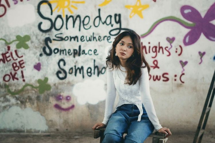 Penyanyi Rahmania Astrini merilis lagu baru berjudul Someday Somewhere Someplace Somehow sebelum tampil sebagai pembuka di konser Coldplay di Jakarta pada 15 November 2023.