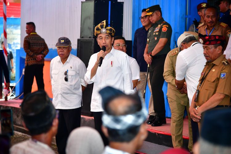 Presiden Joko Widodo di Kompleks Pergudangan Bulog Laende Kabupaten Muna, Provinsi Sulawesi Tenggara, Senin (13/5/2024).