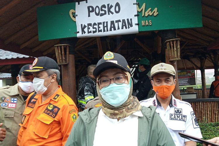 Bupati Bogor Ade Yasin saat meninjau lokasi bencana banjir bandang di Komplek Gunung Mas, Desa Tugu Selatan Kecamatan Cisarua, Kabupaten Bogor, Jawa Barat, Rabu (20/1/2021).