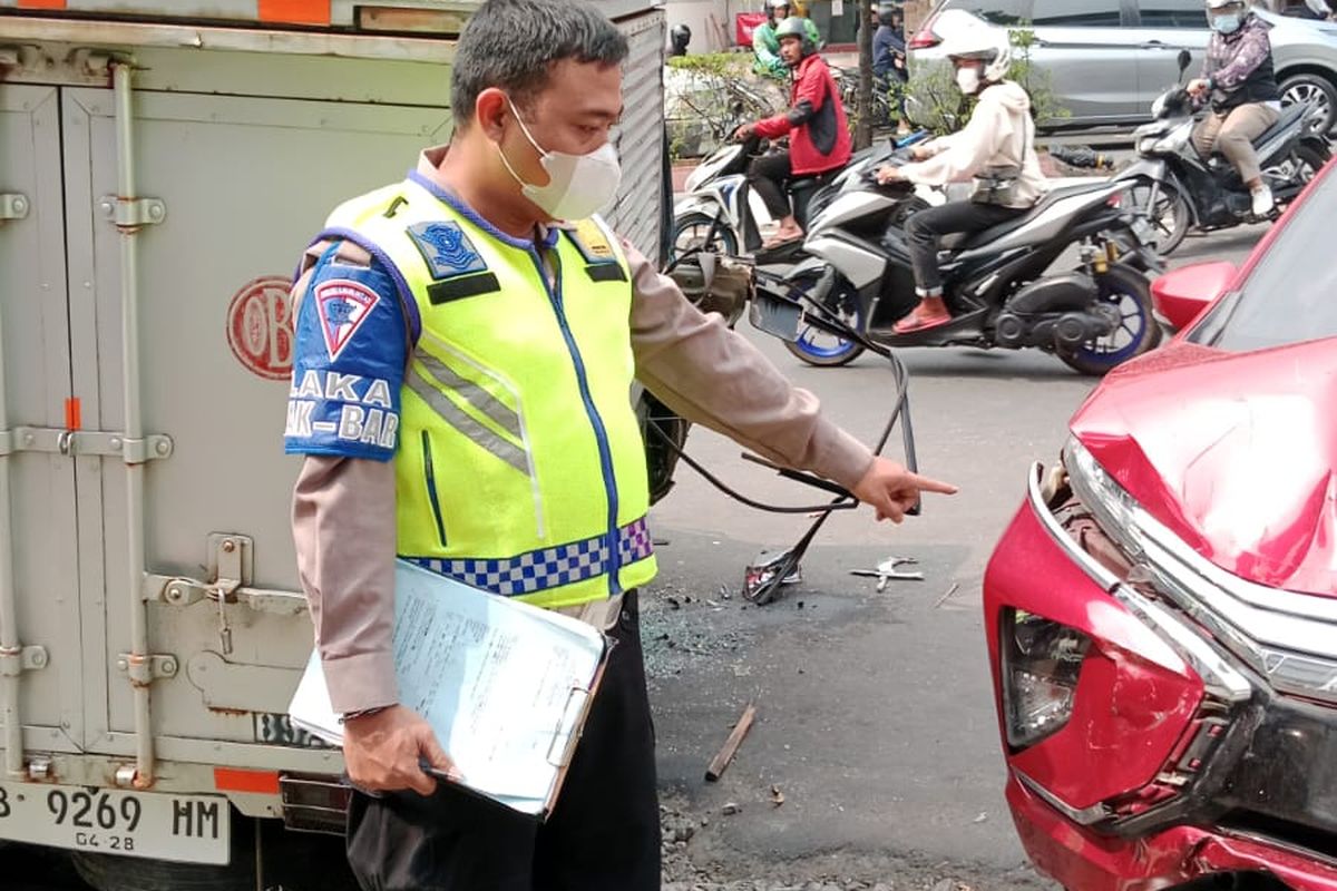 Kecelakaan terjadi di Kembangan, Jakarta Barat, Senin (24/7/2023).