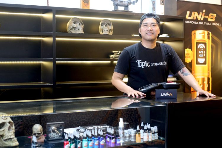 Cesley R Mogot salah satu distributor kebutuhan tattoo di seluruh Indonesia mulai dari tinta, jarum sampai mesin.