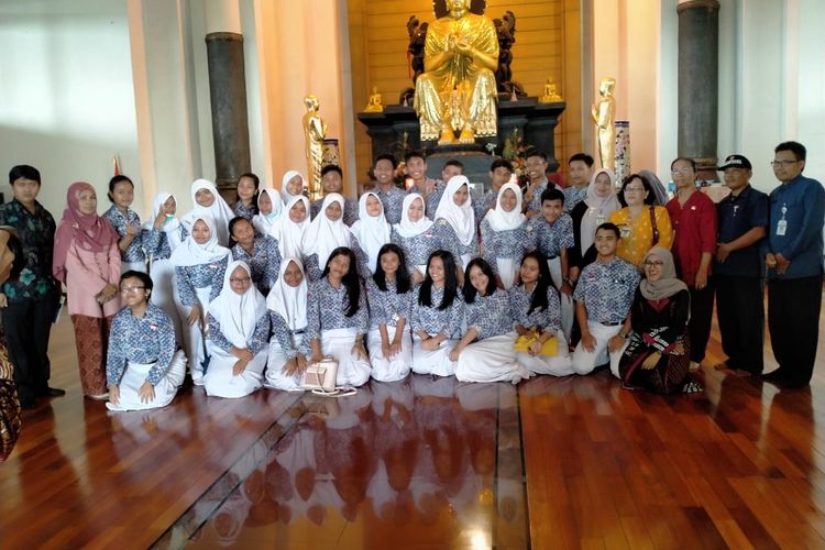 Foto 1- Pelajar SMA N 13 Semarang saat mengunjungi Vihara Buddhagaya Watugong.Semarang, Kamis (19/12/2019)