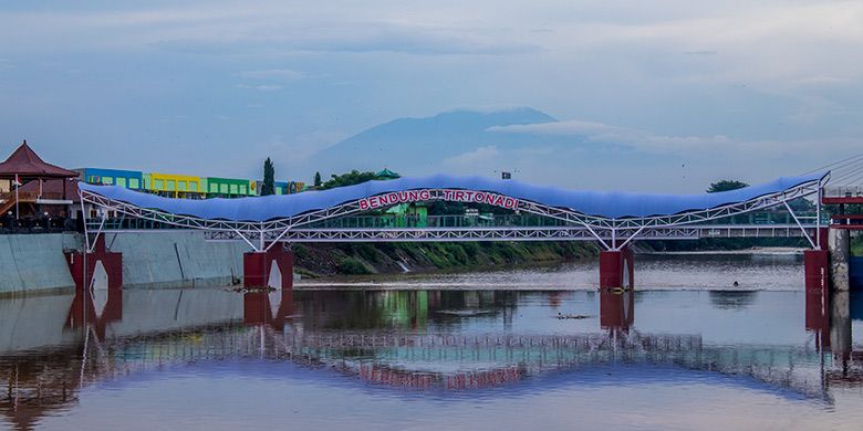 Jembatan kaca di Bendung Tirtonadi yang menjadi latar belakang foto favorit.