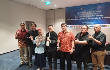 Ketua LMKN Dharma Oratmangun dan komisioner dalam jumpa pers di daerah Gatot Subroto, Jakarta Selatan, Kamis (13/2/2025).