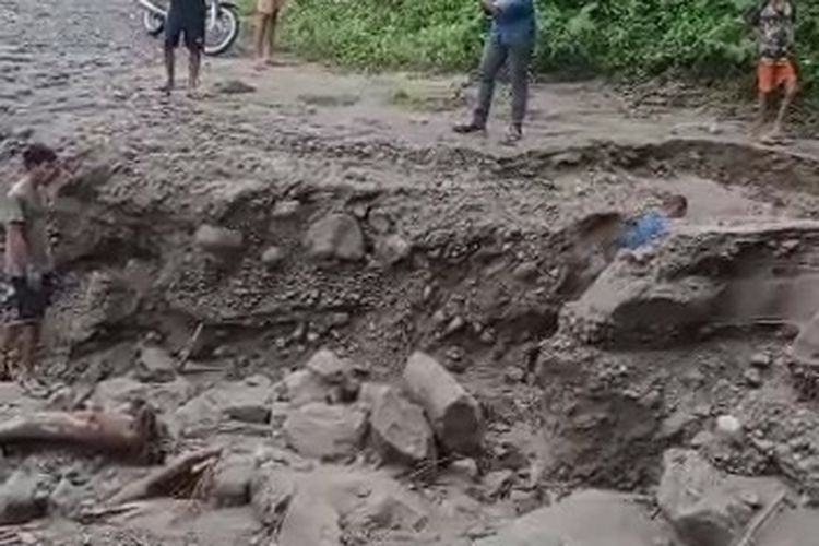 Foto : Jalan yang menghubungkan Kecamatan Keo Tengah dan Nangaroro serta Kabupaten Ende itu, putus akibat dihantam banjir pada Kamis (30/6/2022).